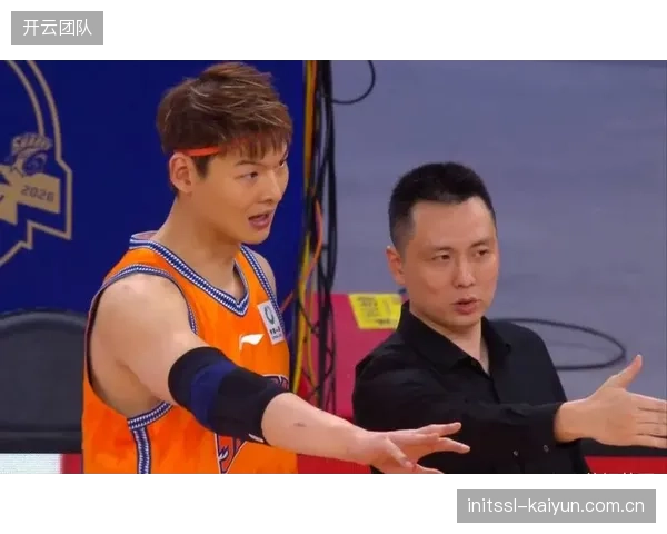 总决赛G1打响，王哲林需在内线强攻胡金秋，以破解广厦的低位防守体系。